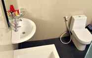 Toilet Kamar 7 UNY Hotel