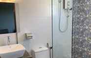 Toilet Kamar 7 Greenlast Hotel