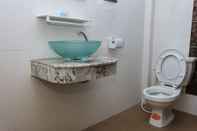 Toilet Kamar Needa Rock Resort