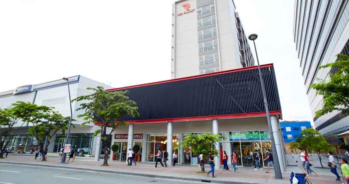 Exterior Red Planet Manila Aseana City