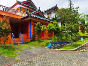 Bangunan 4 Villa Kota Bunga Ninda With Swimming Pool