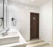 In-room Bathroom 4 Sama-Sama Express KLIA Terminal 1 (Airside Transit Hotel)