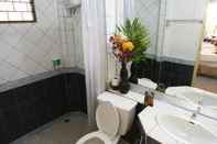 Toilet Kamar Lanta Palace Resort & Beach Club