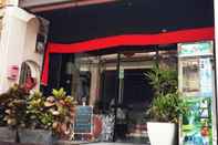 Bangunan Monkey Motel & Cafe