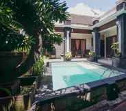 Swimming Pool 7 Denays Guest House Jimbaran
