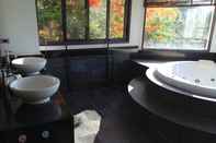 Toilet Kamar Waterslide Villa Bang Po