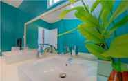 Toilet Kamar 3 Beachfront Villa Bangrak