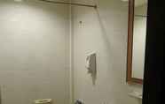 Toilet Kamar 6 Four Chain View Hotel