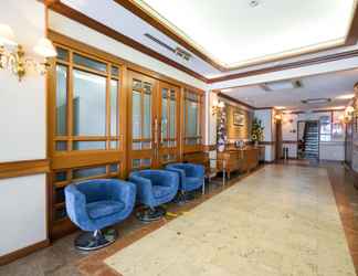 Lobi 2 Four Chain View Hotel