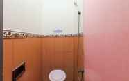 In-room Bathroom 2 Losmen Bangkit Hidayah