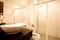 Toilet Kamar The Aim Sathorn Hotel