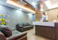 Lobi 4 OYO 431 Hotel De Grand Orchard