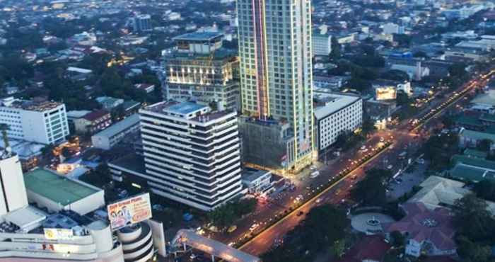 Bên ngoài Crown Regency Hotel and Towers 