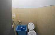 In-room Bathroom 4 Penginapan Mitra Belitung