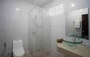 Toilet Kamar 6 Bamboo Beach Hotel & Spa