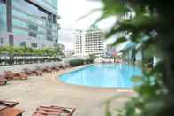 Swimming Pool Golden Tulip Sovereign Hotel Bangkok