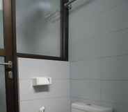 In-room Bathroom 5 Family Guest House Kupang Baru