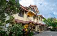 Exterior 2 SPOT ON 2073 Guest House Omah Waris