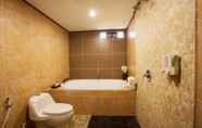 In-room Bathroom 5 The Kawan Villa