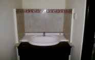 Toilet Kamar 2 Hotel Mawar Sari Mitra RedDoorz