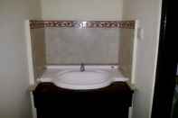 In-room Bathroom Hotel Mawar Sari Mitra RedDoorz