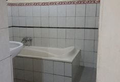 In-room Bathroom 2 Hotel Mawar Sari Mitra RedDoorz
