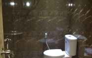 ห้องน้ำภายในห้อง 6 AHLEN Pangandaran, Wisma/Guest House Resto 