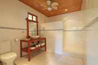 Toilet Kamar The Strand Boracay Resort