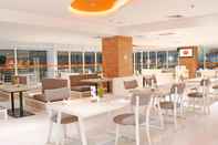 Quầy bar, cafe và phòng lounge HARRIS Hotel Samarinda