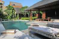 Swimming Pool Villa Cokelat