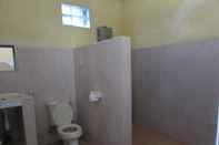 In-room Bathroom Danu Guest House & Painter