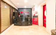 Lobby 2 RedDoorz Premium near Greenbelt Makati - Vaccinated Staff 