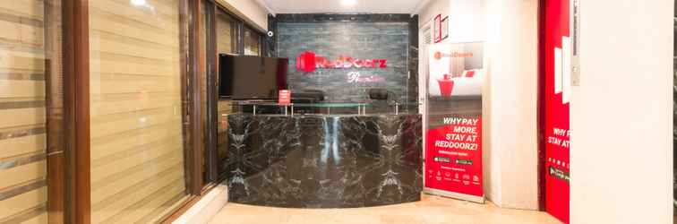 Lobby RedDoorz Premium near Greenbelt Makati - Vaccinated Staff 