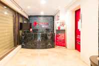 Lobby RedDoorz Premium near Greenbelt Makati - Vaccinated Staff 