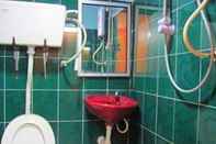 Phòng tắm bên trong New Wave Hotel Melawati