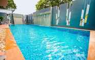 Swimming Pool 6 OYO 241 Ratana Hotel Sakdidet