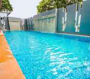 Swimming Pool 6 OYO 241 Ratana Hotel Sakdidet