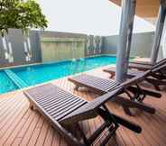 Swimming Pool 3 OYO 241 Ratana Hotel Sakdidet