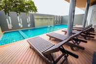 Swimming Pool OYO 241 Ratana Hotel Sakdidet