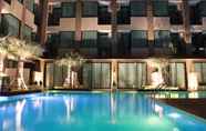 Kolam Renang 2 The Crystal Hotel Buriram