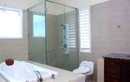 In-room Bathroom 3 Hotel Surya Palace Syariah