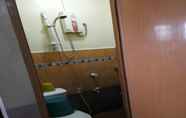In-room Bathroom 6 VBH Inn