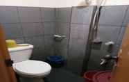 In-room Bathroom 5 VBH Inn