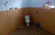 In-room Bathroom 5 Riana Homestay