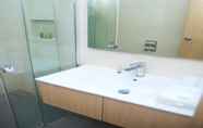 Toilet Kamar 5 Azalea Hotels & Residences Boracay