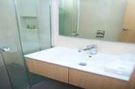 Toilet Kamar Azalea Hotels & Residences Boracay