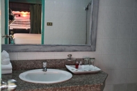 ห้องน้ำภายในห้อง Barefoot Hotel Kalim Beach Front