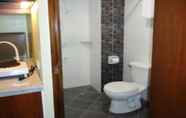 In-room Bathroom 7 RedDoorz @ MJ Cuenco Avenue Cebu