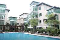 Swimming Pool Aruga Apartments by Rockwell Makati 