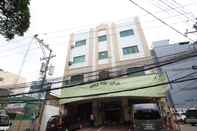 Bangunan OYO 210 Apple Tree Suites